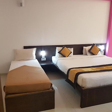 Hotel Golden View Shirdi Extérieur photo