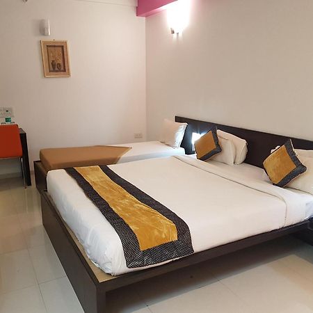 Hotel Golden View Shirdi Extérieur photo