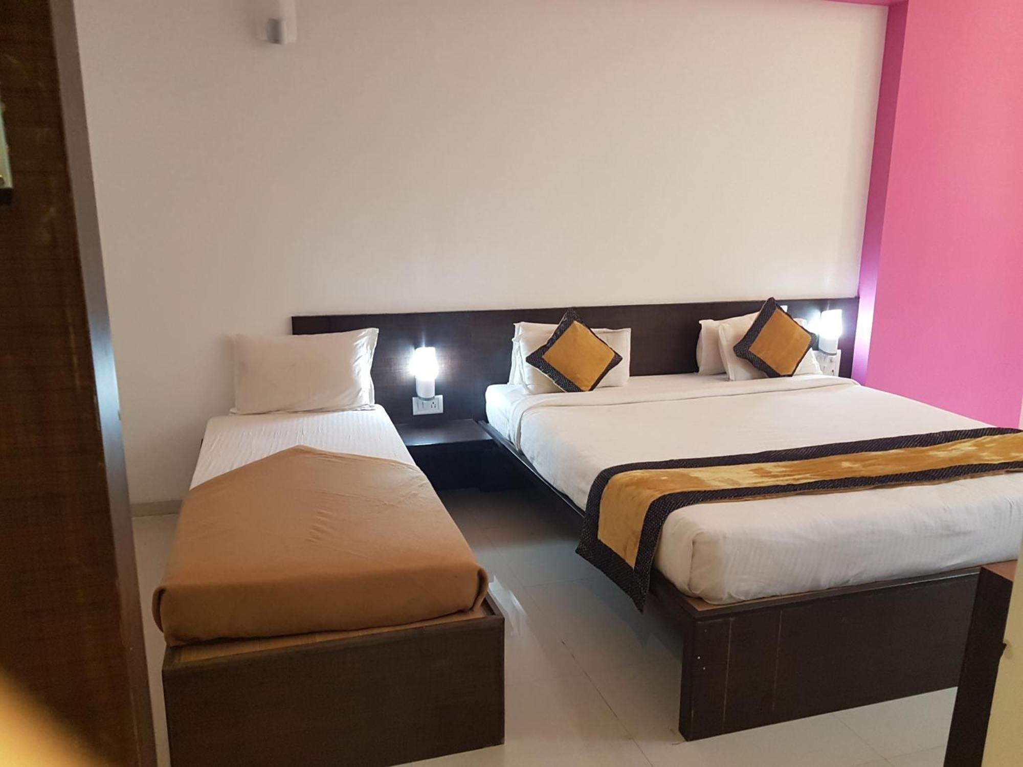 Hotel Golden View Shirdi Extérieur photo