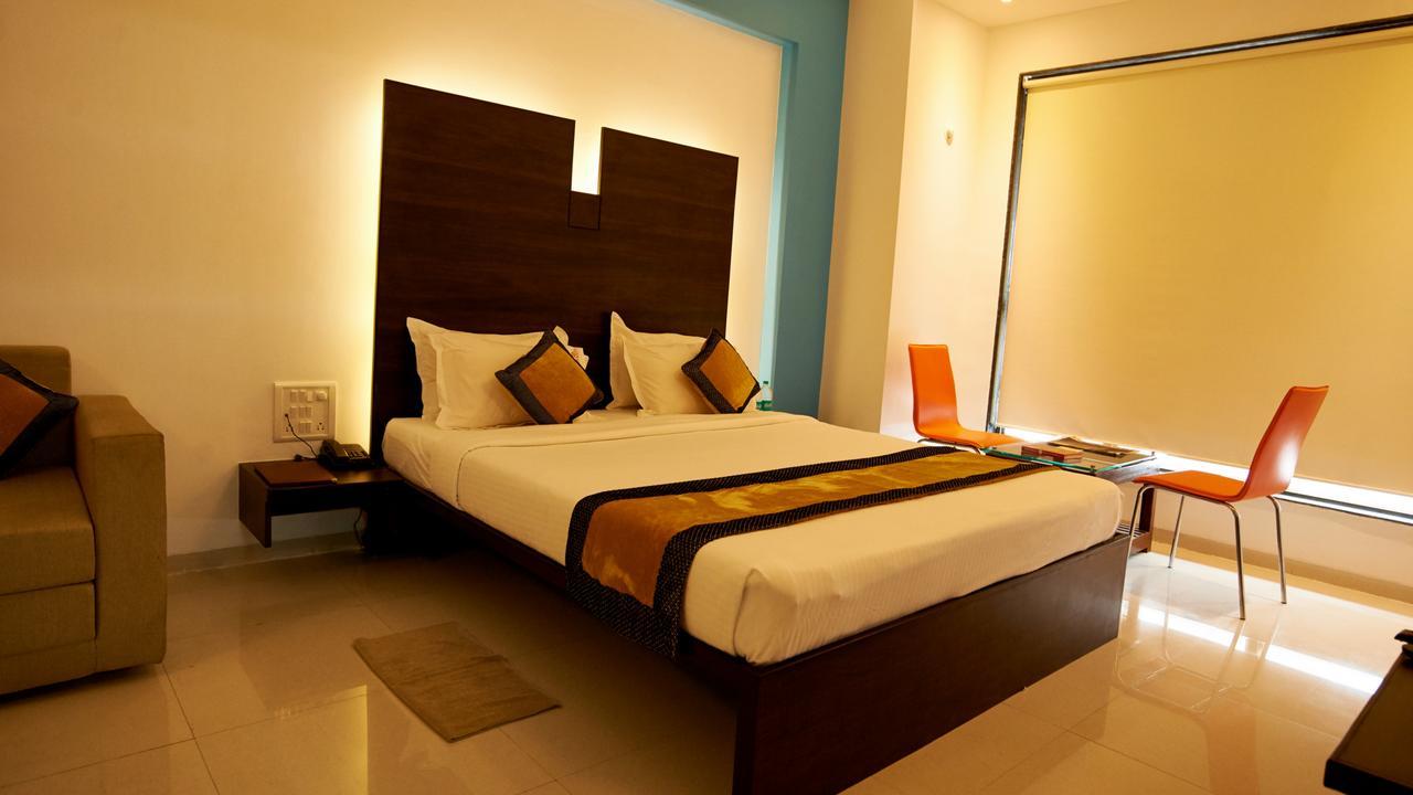 Hotel Golden View Shirdi Extérieur photo
