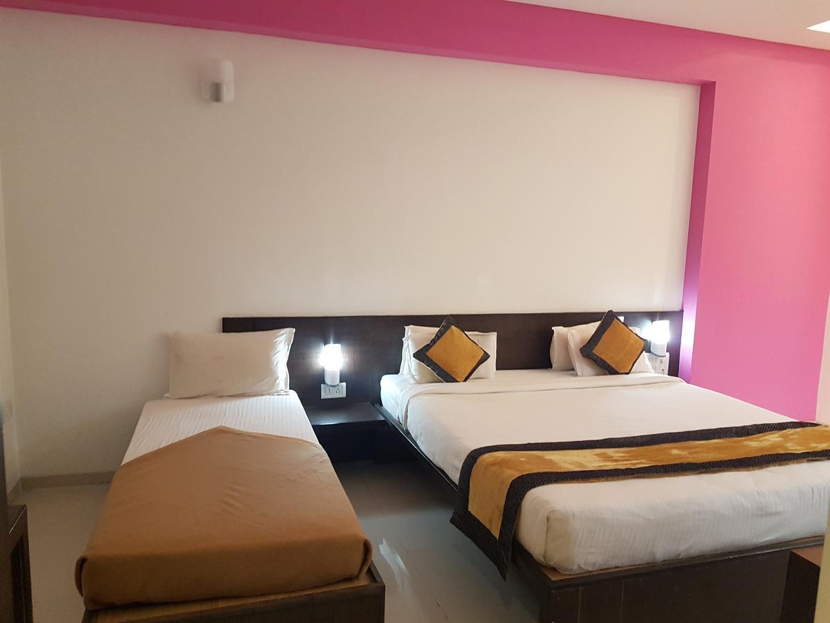 Hotel Golden View Shirdi Extérieur photo