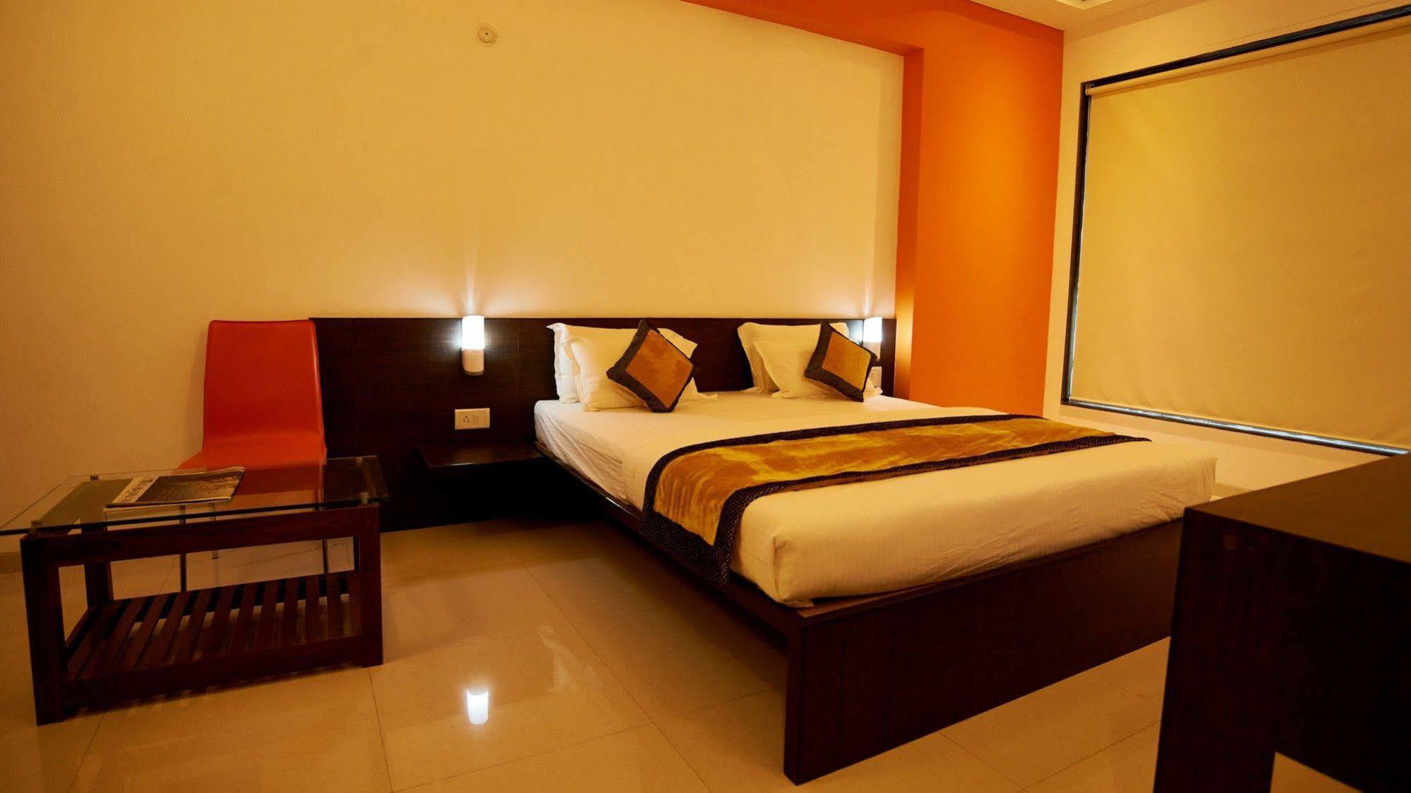 Hotel Golden View Shirdi Extérieur photo