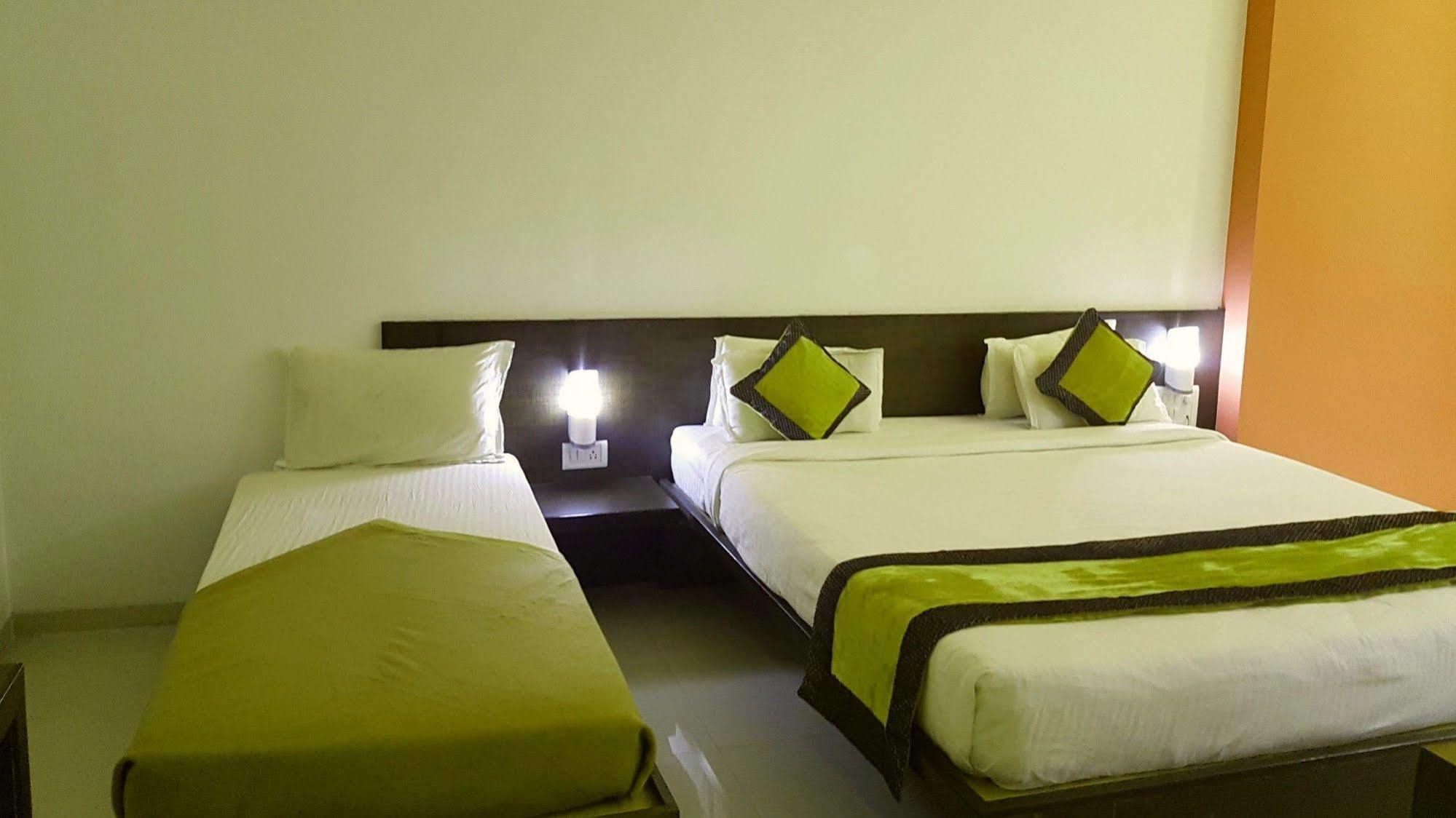 Hotel Golden View Shirdi Extérieur photo