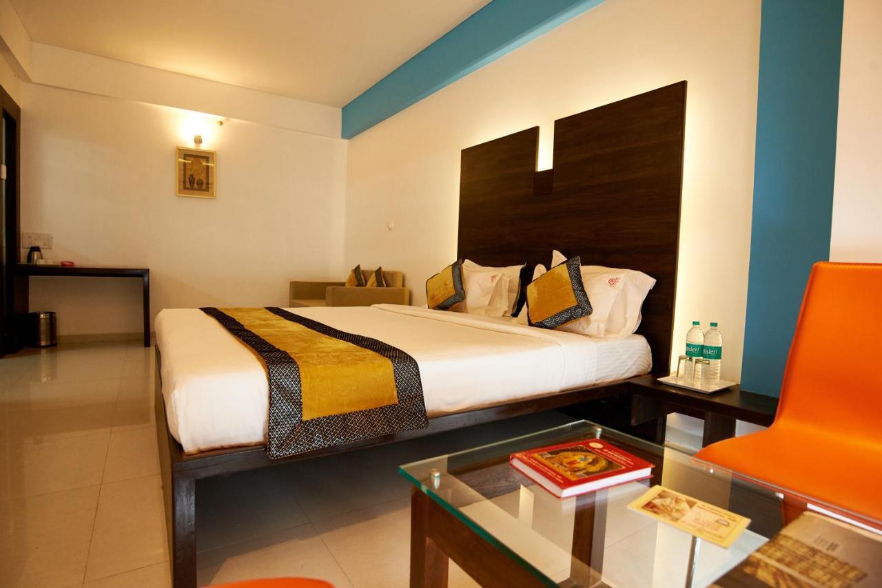 Hotel Golden View Shirdi Extérieur photo